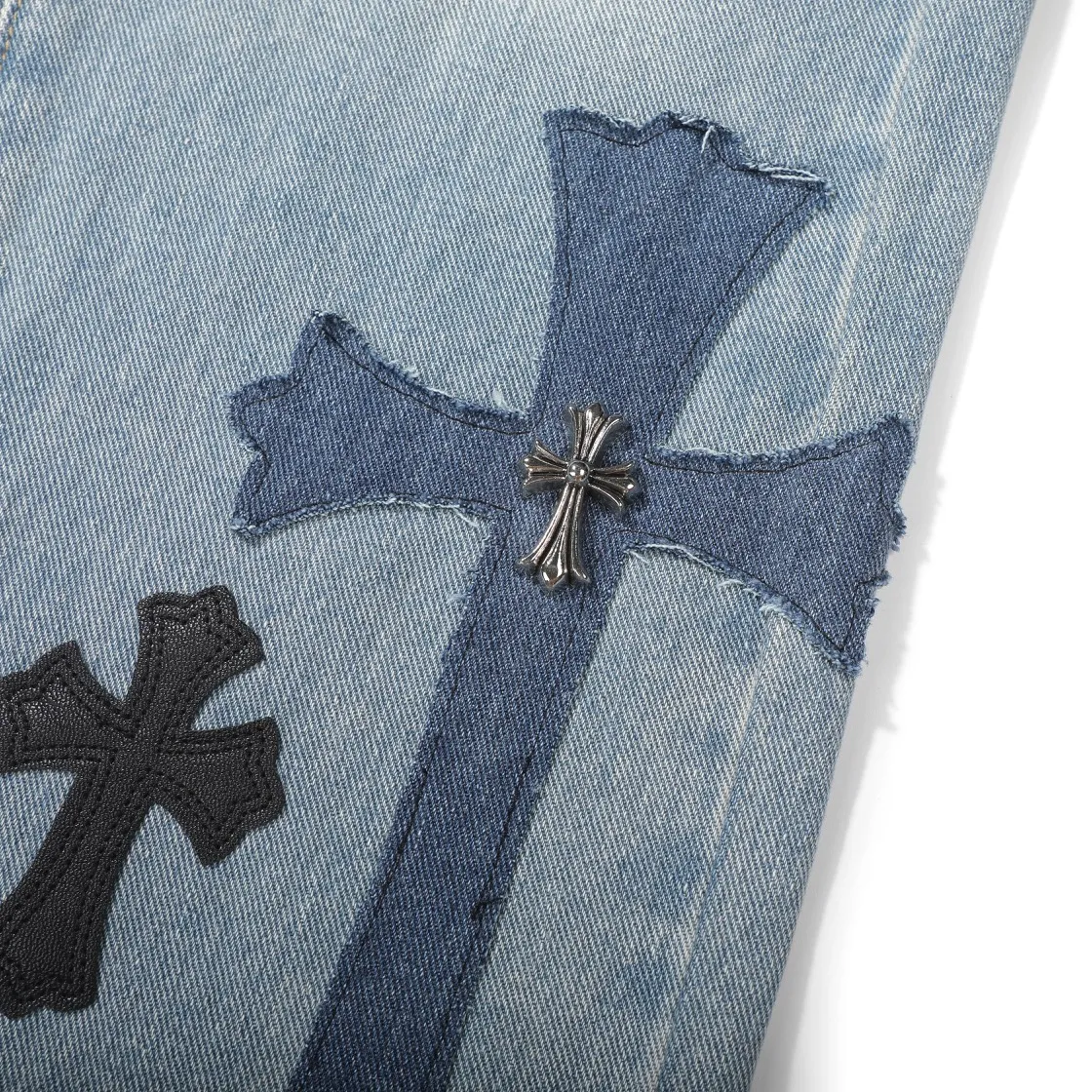 P310 (top replica) Ch rare co-branded top item Chrome hearts new Chrome heart patchwork leather patch cross stitching micro-flare jeans Top-notch configuration, details are invincible! ! Cleanfit has become very popular in the past two years, and Kroxin’s consistent style is particularly high-end! ! Imported Japanese woven fabric ready-made clothes, genuine leather Crocodile leather labels and waist cloth leather tags are sewn on. The overall process is very cumbersome. The buttons on the trousers fly, rivets, back pockets, and metal decorative plates are all custom-made from molds. After they are finished, they are distressed to create a very effective effect. It has a vintage taste, and has been used by all kinds of big-name European and American celebrities. Kenijima’s cleanfit style has become popular all over the world. Top-grade hardware, pay attention to my detailed photos, the buttons are all detachable, and they are made of 925 engraved silver! ! Match as you like, suitable for both men and women ✔️✔️ Color: Blue Size: S M L XL